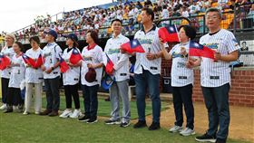 ▲中職與澳聯俠盜隊合作，蔡其昌在台灣日發放主題球衣、春聯、國旗。（圖／中職提供）