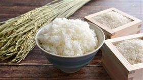 用電鍋煮飯時，有些人可能會想，是要立即打開飯鍋，還是稍等再燜一下，讓飯的口感更佳。（示意圖／photoAC）