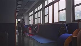 一排小朋友做著撐體動作長達10分鐘，甚至有男童體力不耐，多次躺在地上。（圖／翻攝畫面）