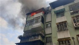 快訊／北市文山公寓火警！4樓烈火猛竄超驚悚　最新畫面曝光了。（圖／翻攝畫面）