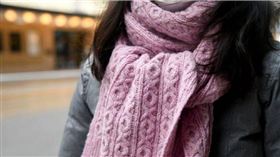 西班牙工人戴圍巾上班突連人被輸送帶捲入，當場被活活勒死。（圖／翻攝自X）