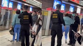 婦人搭北捷情緒失控！月台激動跳腳咆哮　乘客「目擊砸車窗、安全門」。（圖／翻攝自Threads@lin_20439）