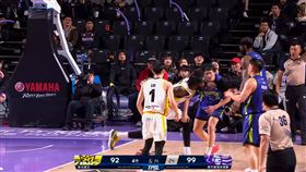 國王曼尼高最末節與攻城獅李啟瑋爆發推擠，雙方各被吹一次違反運動精神犯規。（圖／擷取自TPBL聯盟YT頻道）