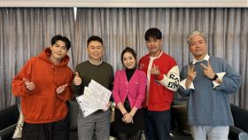 小鹿（左起）、王人瑞、賴芊合、劉至翰、阿甘一起看紫微算命。（圖／民視提供）