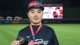 ▲輔仁大學大四捕手于魁，大專棒球聯賽預賽遭觸身球直擊眼睛，左眼視力受損無法繼續打球。（圖／中央社）