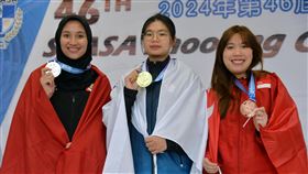 台灣隊林穎欣（中）奪下女子10公尺空氣步槍金牌。（圖／射擊協會提供）