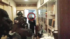 警方荷槍實彈前往王薀（紅圈處）精舍將他拘提到案。（翻攝畫面）