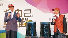 在鴻海集團有日本通美譽的戴正吳（右），被郭台銘（左）派去重整日本夏普，多次夏普活動郭台銘都親自站台。（本刊資料照）