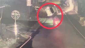 整起翻車意外讓經過的騎士嚇壞，幸無波及無辜人車。（圖／警方提供）