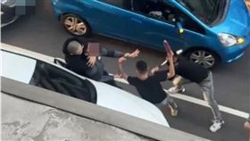囂張棒球隊！3男大白天當街打人打到骨折(圖/翻攝畫面)