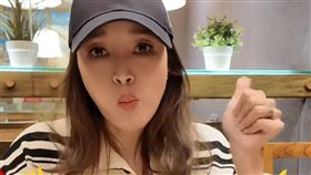 侯佩岑在鏡頭前吃播。（圖／翻攝自侯佩岑小紅書）