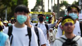 本土小牙醫聯盟遊行  民眾高舉布條波波牙醫爭議持續，本土小牙醫聯盟「反密醫、反特權、反對24億假偏鄉計畫」遊行24日下午在台北登場，參與民眾高舉黃布條表達訴求。中央社記者翁睿坤攝  113年11月24日