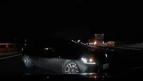 國1驚悚瞬間！轎車「轉270度」打橫停車道