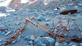  瑞士冰川融化，神秘竹製推車，出土。(圖／翻攝自Kanton Graubünden FB）