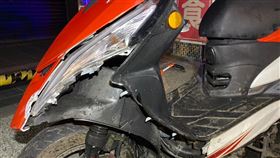 2人的機車因撞擊力道過猛，而毀損的相當嚴重。（圖／警方提供）
