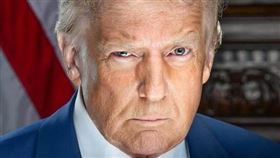 川普即將於1月20日就任，就職前夕發布的最新元首肖像照。（圖/取自川普官網Donaldtrump.com）