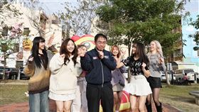 台南市長黃偉哲19日下午化身為女子音樂組合「紫月光」的嚮導，帶團員一起逛新化年貨大街