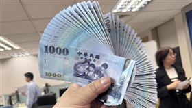 新的鈔票，真香！聞久了，賺錢的慾望都上身了。（圖／師瑞德）