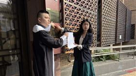 ▲吳思瑤的助理和律師赴北檢遞狀提告。（圖／記者楊佩琪攝）