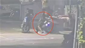 修車到一半莫名被砍！北投男「喝醉亂譙還拿刀攻擊」輕判5月原因曝光。（圖／翻攝畫面）