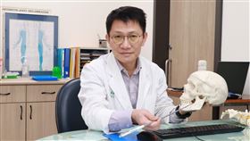 8旬嬤滿口無牙，卻牙痛到流淚，三叉神經痛作祟(圖／翻攝畫面)