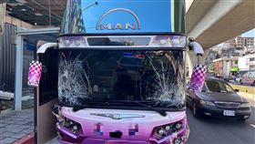遊覽車的擋風玻璃碎裂成蜘蛛網狀，可見撞擊力道之大。（圖／警方提供）