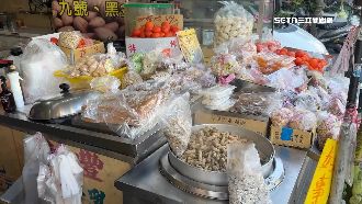 嘉義米奇辦年貨？大白天花生乾貨攤逛大街