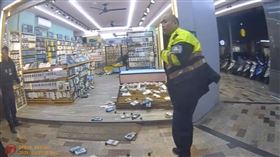 要打去手機店打？台中夫妻互毆竟推倒貨架