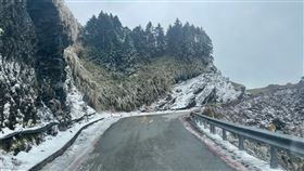 合歡山部分背陽路段結冰未融合歡山20日部分背陽路段仍結冰未消融，考量夜間環境溫度在冰點以下，有局部路面結冰機率，交通部公路局宣布，20日晚間至21日清晨預警封閉台14甲線翠峰至大禹嶺路段。（公路局提供）中央社記者蕭博陽南投縣傳真  114年1月20日