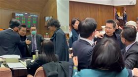表決預算爆衝突！吳春城被酸拿政府「非常多標案」　怒衝吳沛憶面前拍桌。周軒臉書