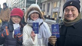 王定宇手持美國總統就職典禮入場證，和同行立委開心合照。（圖／翻攝王定宇臉書）