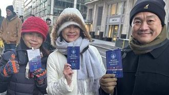 可參加了！台灣代表團秀入場證搭地鐵趕路