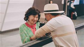 「媽，別鬧了！」比莉化身瘋狂媽媽藝人比莉（左）在喜劇「媽，別鬧了！」中成為「荒唐有理，追愛拚命」的瘋狂媽媽，在丈夫過世後不放棄追求幸福，不斷相親、還自學英文網路交友，最後把自己嫁去澳洲。（Netflix提供）中央社記者葉冠吟傳真  111年7月17日