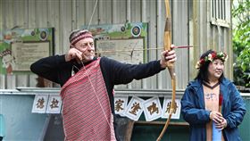 男籃總教練圖奇嘗試射箭。（圖／小學體總提供）