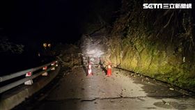 巨石從邊坡滑落砸斷去路。（圖／翻攝畫面）