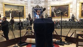 川普就職典禮舞台美國總統當選人川普的就職典禮改在國會山莊圓形大廳舉行，他將在這個舞台宣示就職並發表演說。攝於1月18日。 中央社記者石秀娟華盛頓攝 114年1月19日