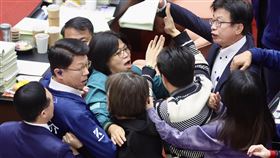 立法院審總預算案 藍綠立委發生口角立法院會20日加開院會繼續討論114年度中央政府總預算案，民進黨立委郭國文（後右）與國民黨立委謝龍介（左2）發生口角，兩黨立委勸架，將雙方隔開。中央社記者張皓安攝 114年1月20日