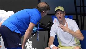 ▲一度喊醫療暫停，辛納（Jannik Sinner）挺過酷暑闖進澳網男單8強。（圖／美聯社／達志影像）