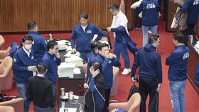 立院總預算案宣布休息  下午繼續開會立法院會21日凌晨持續討論114年度中央政府總預算案，副院長江啟臣宣布下午進行三讀程序，國民黨立法院黨團總召傅(山昆)萁（中）提醒黨籍立委下午再回到議場開會。中央社記者鄭清元攝  114年1月21日