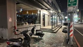 嘉義民權路全聯玻璃被震碎、金財神大樓外牆裂開，也有不少超商的貨架、飲料櫃倒塌，商品掉落一地。（翻攝自臉書＠綠豆嘉義人）