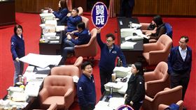 立院審中央政府總預算案  藍綠交鋒（2）立法院會20日繼續審查114年度中央政府總預算案，針對國防潛艦預算相關議案，國民黨立法院黨團總召傅(山昆)萁（前中）率黨籍立委表達立場。中央社記者王騰毅攝  114年1月20日