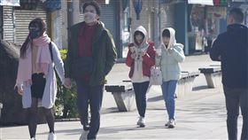 白天冷氣團減弱回暖（1）中央氣象署觀測，18日受大陸冷氣團及清晨輻射冷卻影響，各地氣溫仍偏低，白天冷氣團漸減弱將回暖。圖為新北市淡水區民眾上午穿外套、戴帽子、圍巾禦寒。中央社記者徐肇昌攝　114年1月18日