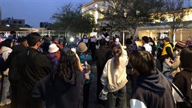 聲援冬季青鳥行動  嘉義年輕人短講表達不滿立法院三讀通過選罷法、憲法訴訟法及財劃法等法案，引發「冬季青鳥在台北」行動；嘉義年輕人聲援響應，號召民眾24日傍晚到嘉義車站前舉牌、短講，表達不滿。中央社記者黃國芳攝  113年12月24日