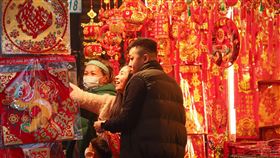 除夕民眾選購應景春聯農曆春節在即，9日除夕夜家家戶戶忙著除舊布新，新北市樹林區一處夜市商圈有民眾挑選應景春聯，要為家中增添過年氣氛。中央社記者王騰毅攝  113年2月9日