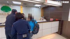 加強春節期間金融機構防搶識詐　內湖警分局長加入攔阻第一現場　圖／翻攝畫面