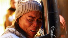 哥倫比亞來的移民蒂諾柯發現庇護預約被取消，忍不住落淚。（圖／路透社／達志影像）