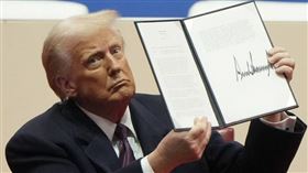 美國狂人總統川普20日宣誓就職後，隨即簽署了多項行政命令！（圖／達志／美聯社）