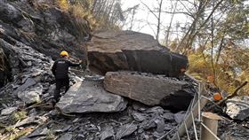 大鹿林道,地震,巨型落石,坍方,雪霸國家公園（圖／雪霸國家公園管理處提供）