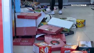 超商賣場貨架倒！三波搖晃監視器畫面曝