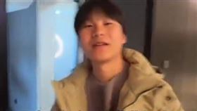 大陸辣味零食龍頭企業創始人張玉東的兒子張子龍透露，他被瞞了20年才知道自己是富二代，過去他一直生活在平江縣城的一個小房子內，甚至爸爸還告訴他家裡欠了一屁股債，而在上大學前他最大的夢想就是順利拿到畢業證書，找到一份月薪6千（約新台幣25910元）以上的工作。（圖／翻攝自微博）